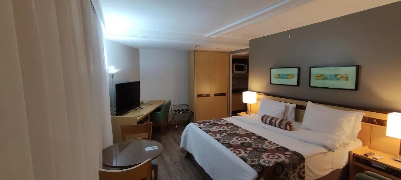 RARIDADE!!! - Flat de Alto Padrão - Preço Imbatível - Cama King Size - Muitos Eletrodomésticos - Limpeza Diária Gratuita Brasília 4*,